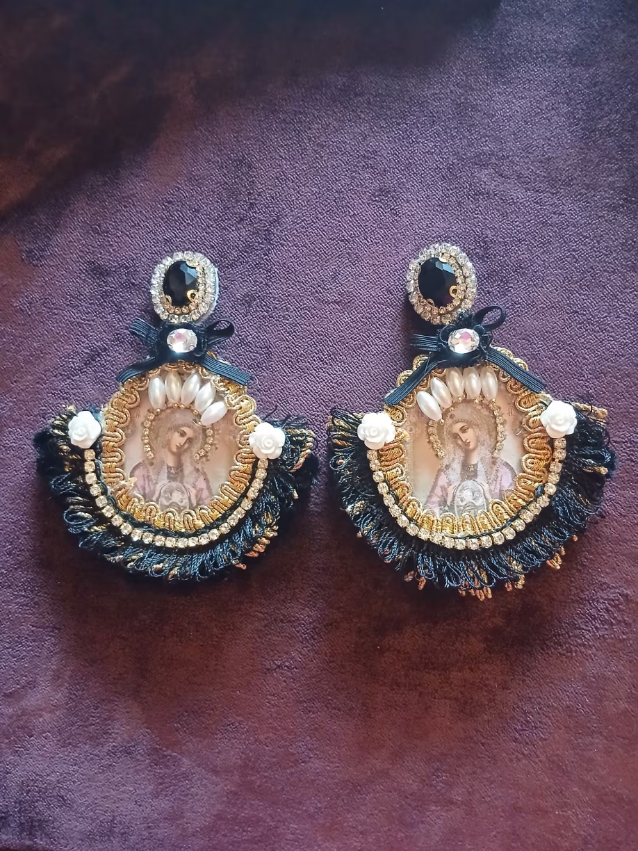 Orecchino con madonna
