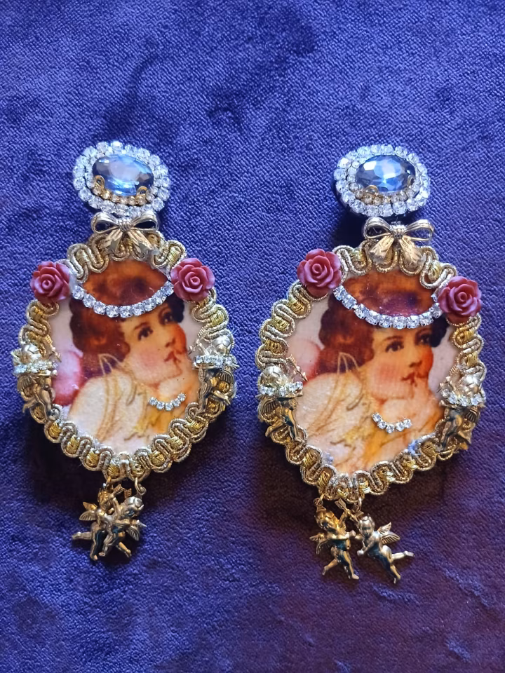 Stunning cherub earring