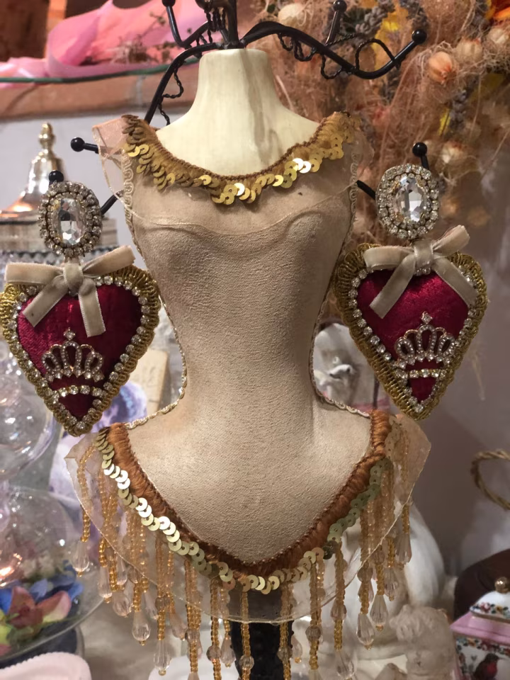 Orecchino con cuore stile reale