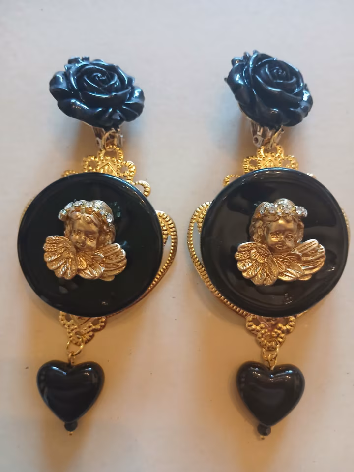 Orecchino con decori in resina