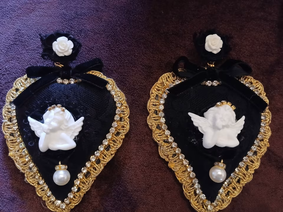 Orecchino a forma di cuore con angelo