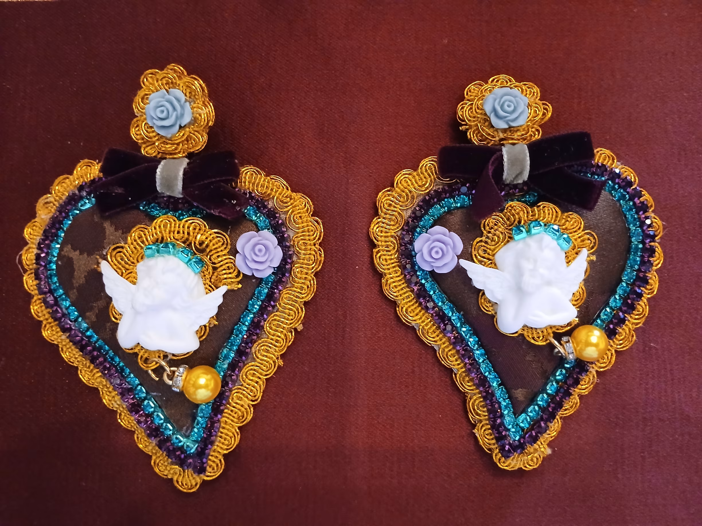 Orecchini a forma di cuore con angelo