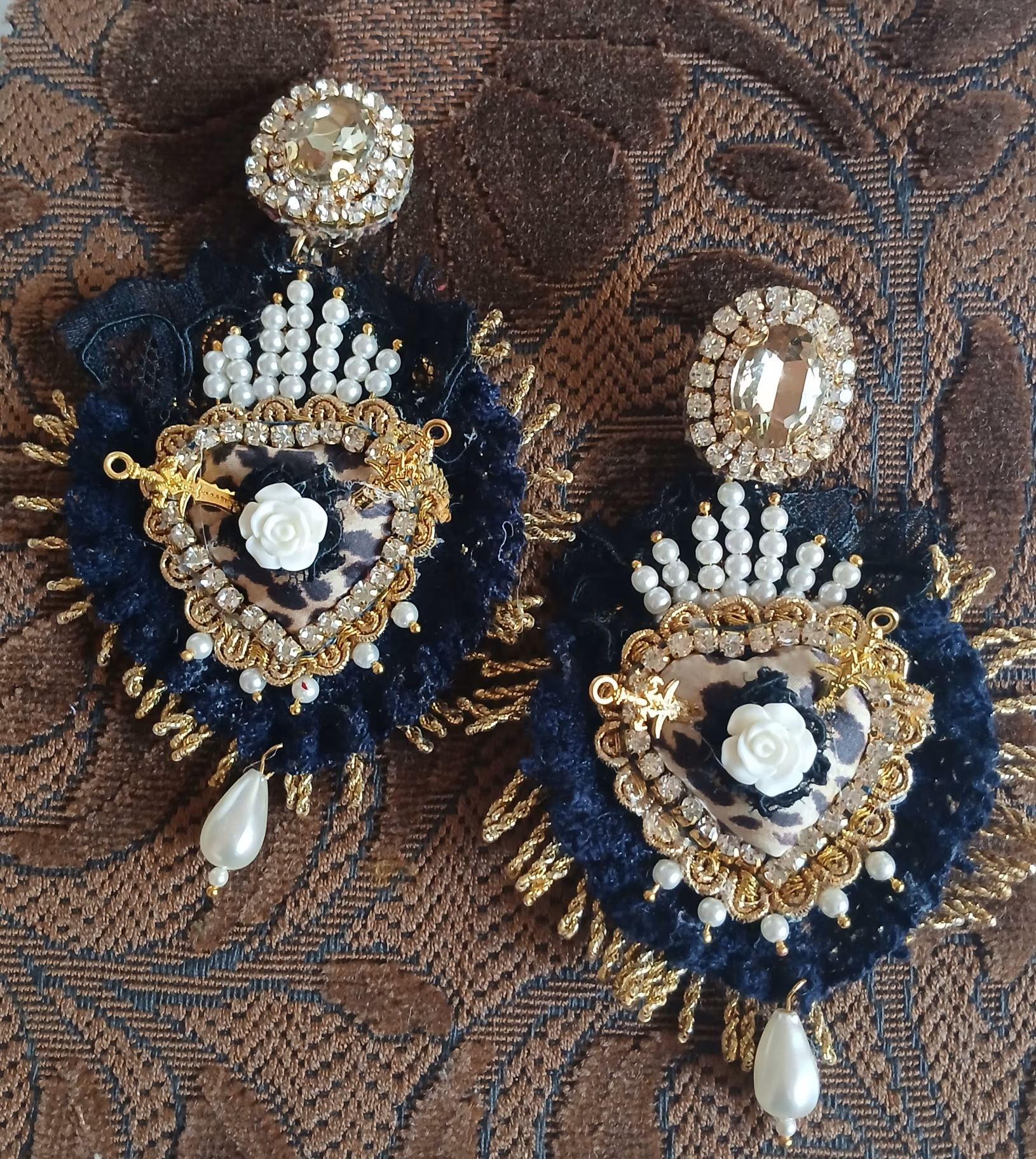 Orecchino con cuore sacro e spade