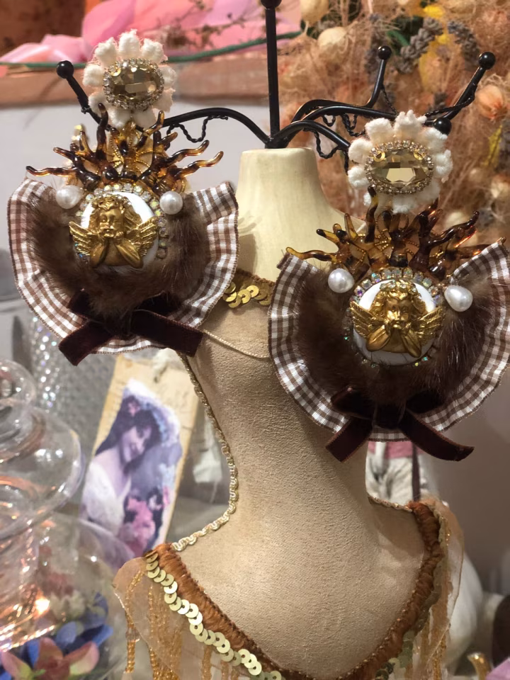 Orecchino con visone e coralli leopardati