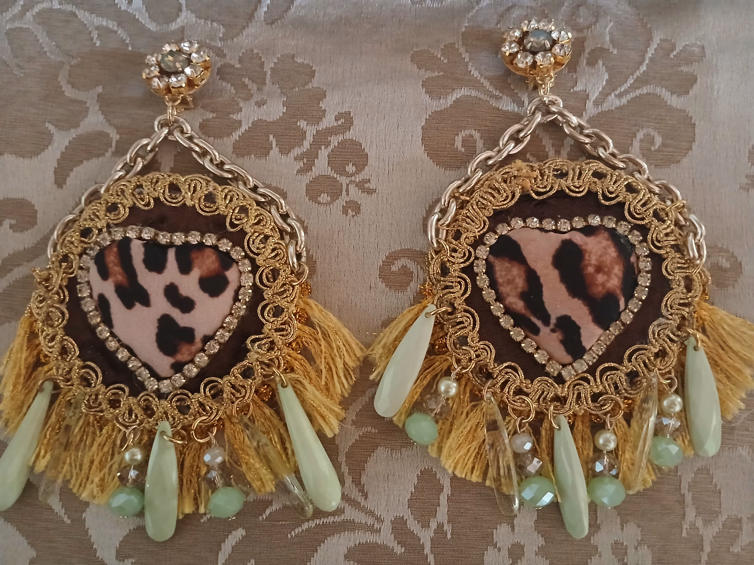 Orecchini con cuore e catena dorata